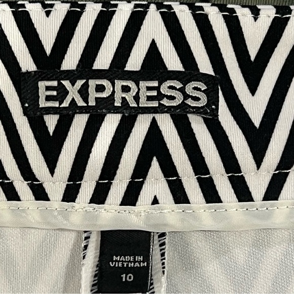 Express WOMENS CHEVRON LINED SHORTS - Picture 7 of 10